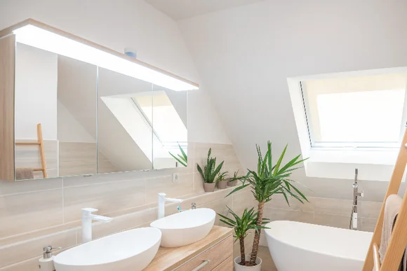 Modernes Badezimmer mit Doppelwaschbecken und Dachfenster